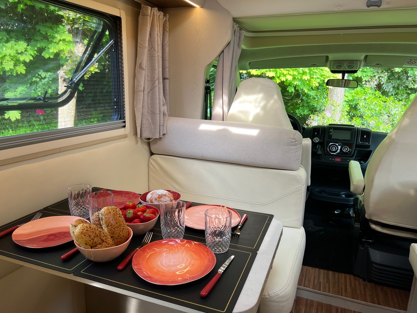 Comfortabel interieur van de Rimor Seal 9